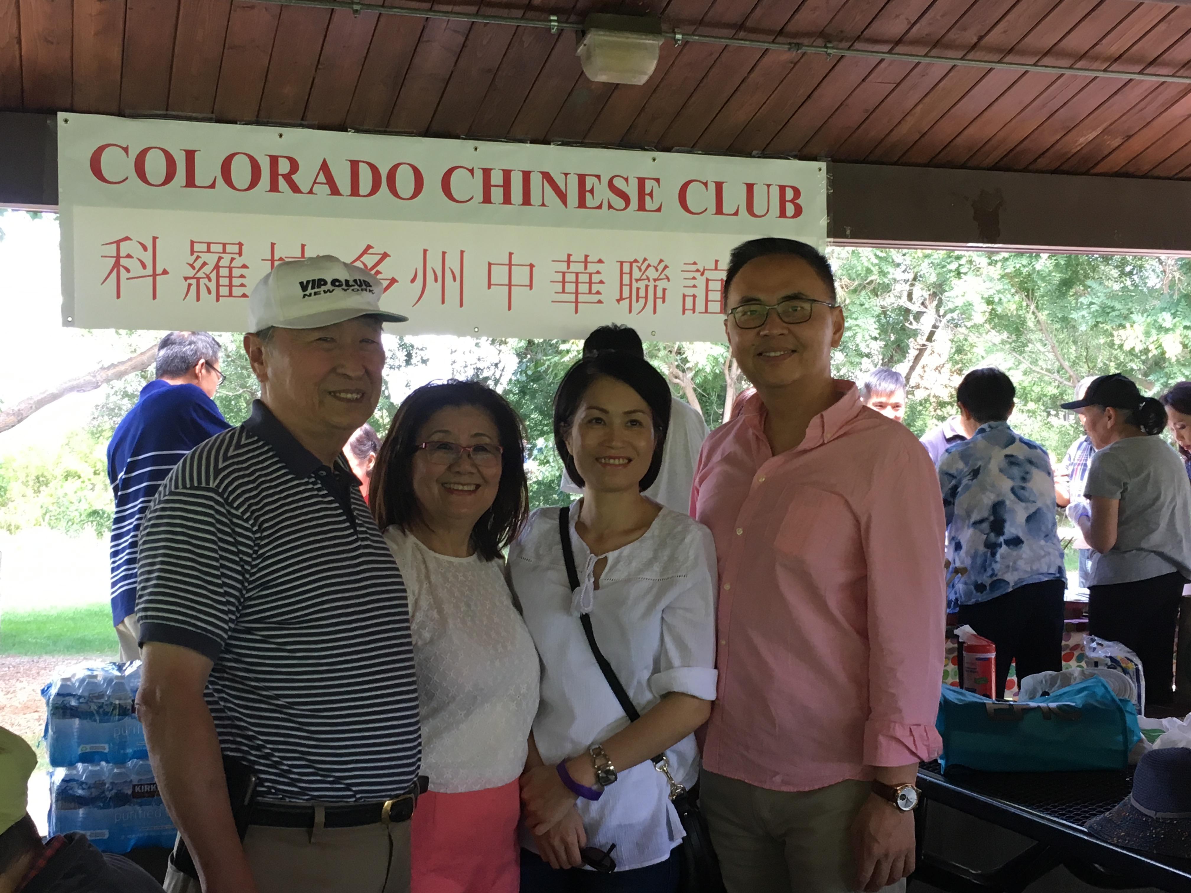 張詩瑞處長夫婦與僑務顧問高月里夫婦合影