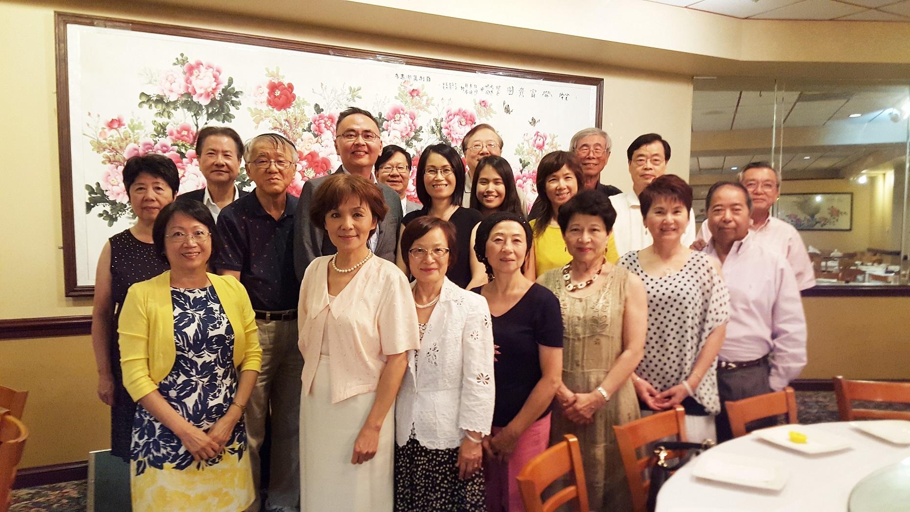 張詩瑞處長夫婦與聖路易僑領合影