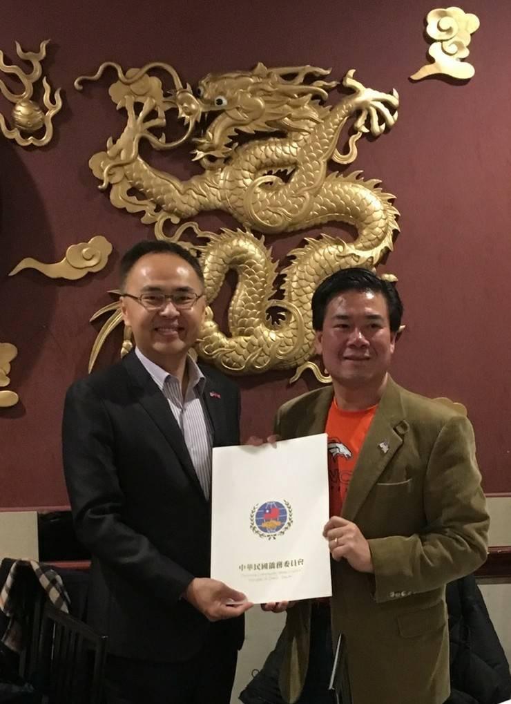 張詩瑞處長頒發僑務顧問聘書予合勝堂主席梁耀華