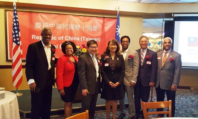 李瑞徵組長(右二)與安得魯學院Dr. Joe Patterson (左一)、密蘇里州參議員Maria Chappelle-Nadal (左二)、僑務顧問李漢澤(左三)、聖路易郡巡迴法官Judy Draper (中)、Ferguson市議員Wesley Belles (右三)與密蘇里州最高法院法官George Draper (右一)合影