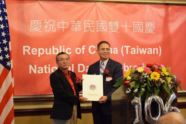 李瑞徵組長頒發僑務顧問證書予蔡國雄先生