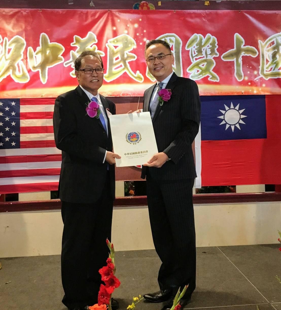 張詩瑞處長頒發僑務顧問證書予科州慶祝雙十國慶委員會鄭傳海主席