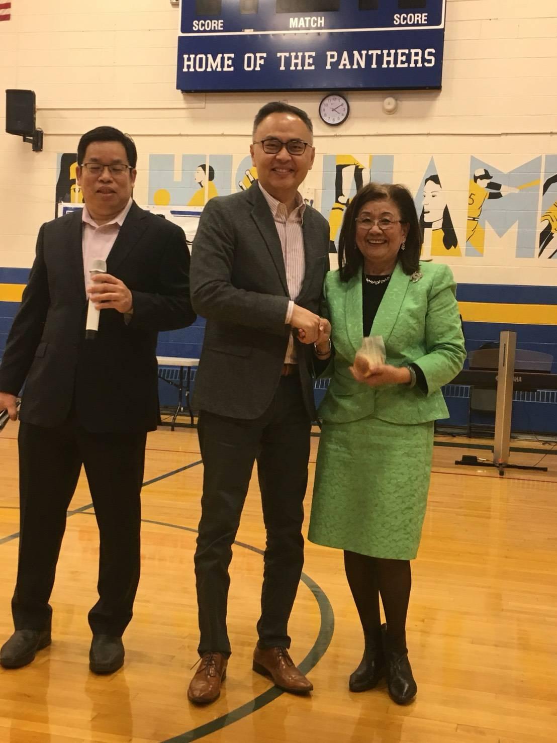 張處長親自製作甜點參加義賣