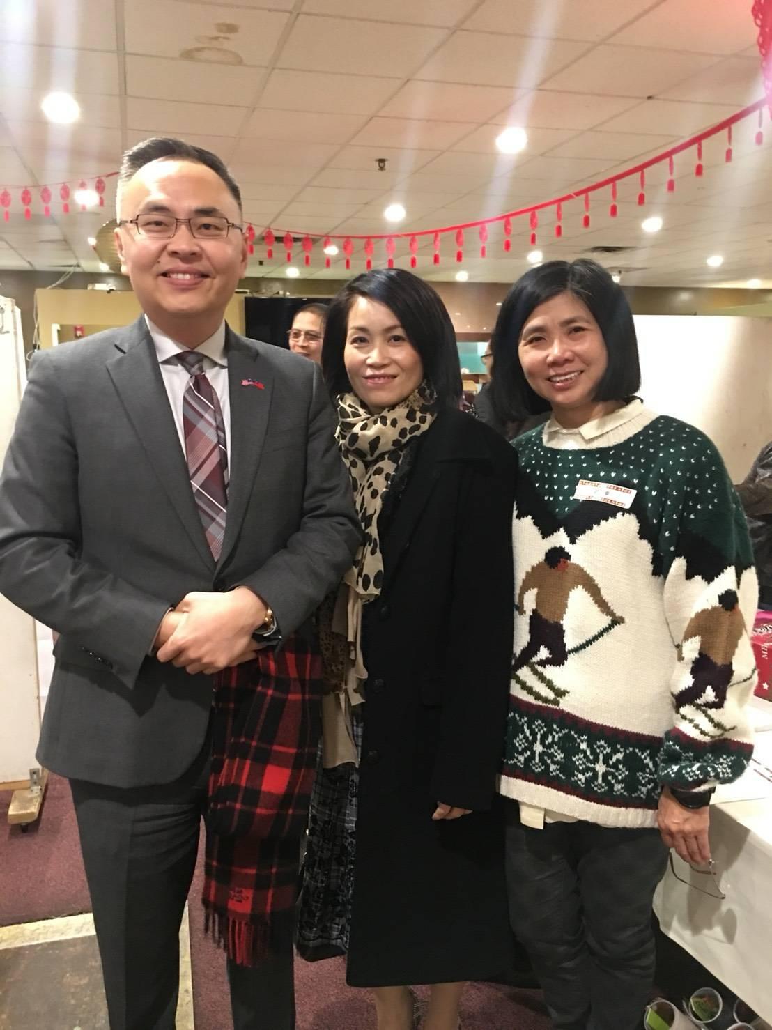 張詩瑞處長夫婦與科州台鄉會長邱麗幸合影