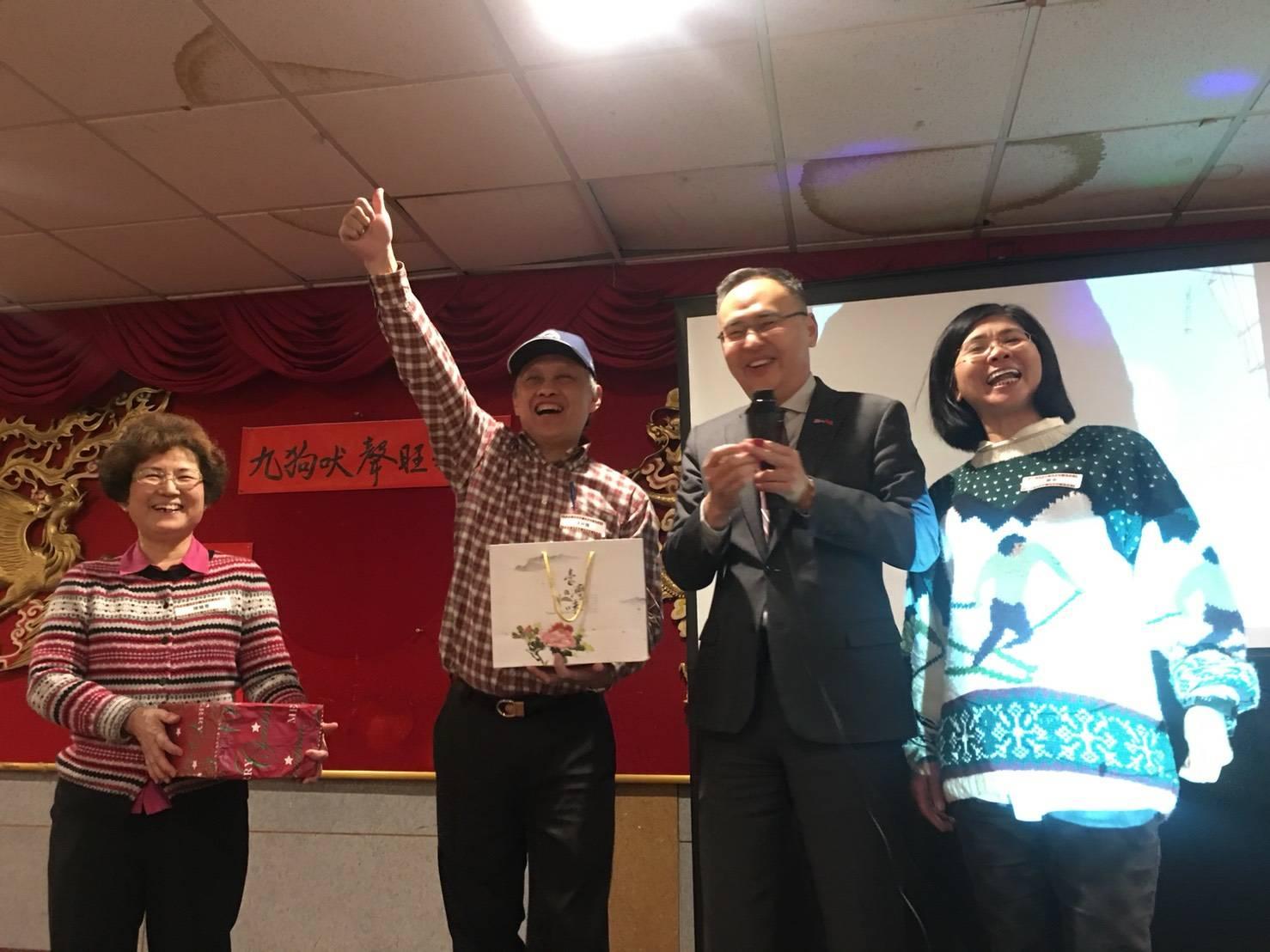 張詩瑞處長與得獎鄉親合影(一)