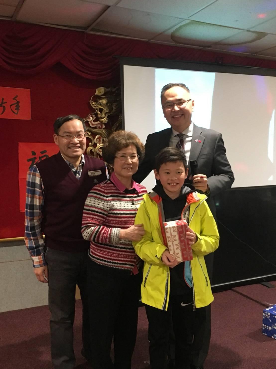 張詩瑞處長與得獎鄉親合影(二)