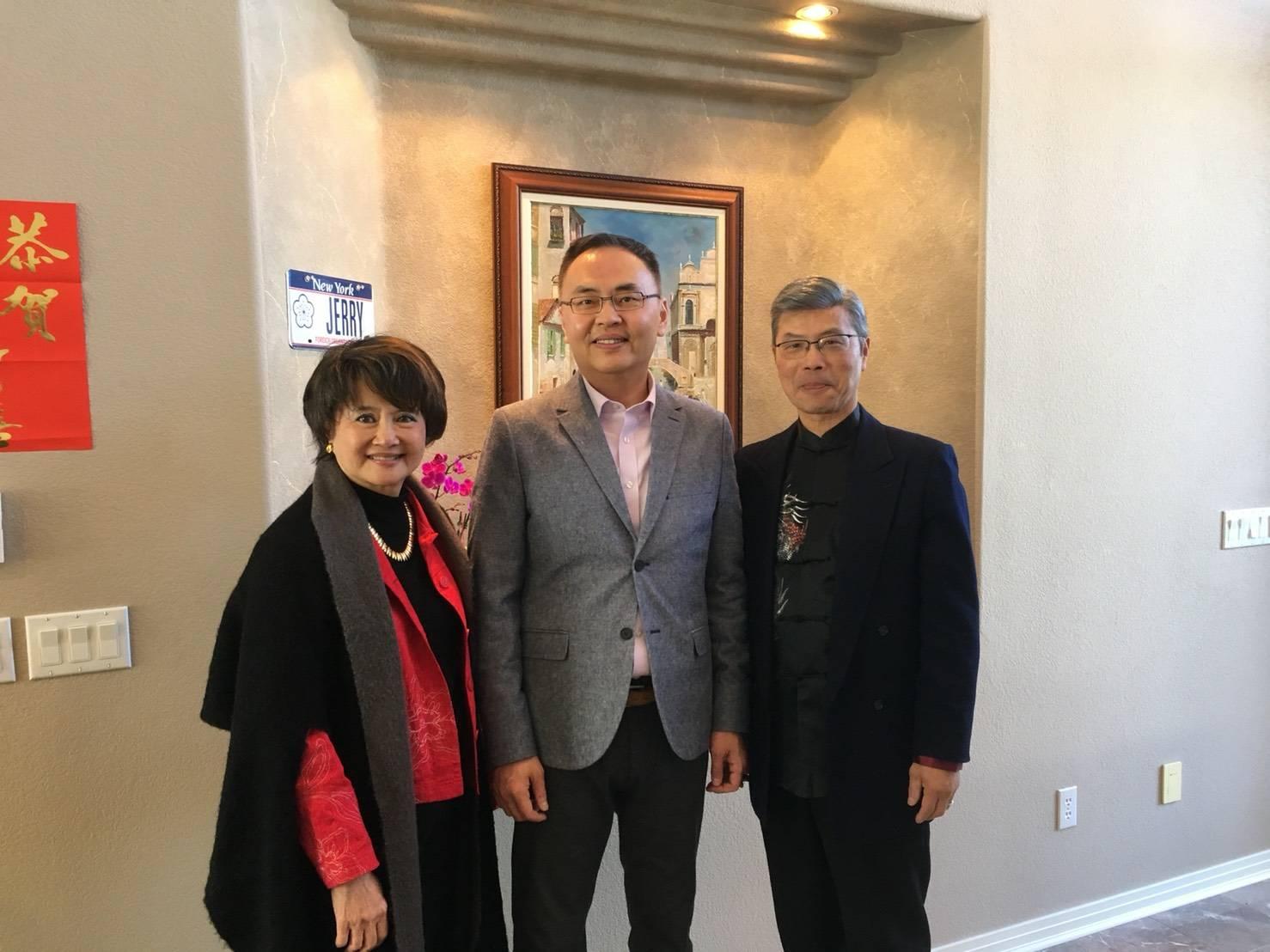 張詩瑞處長與出席新春茶會鄉親合影(一)