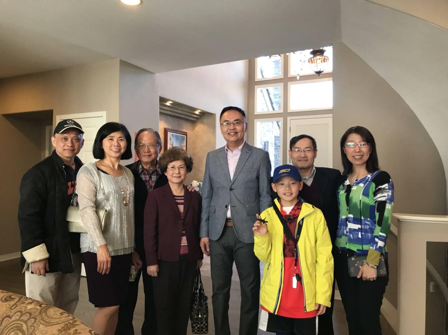 張詩瑞處長與出席新春茶會鄉親合影(二)