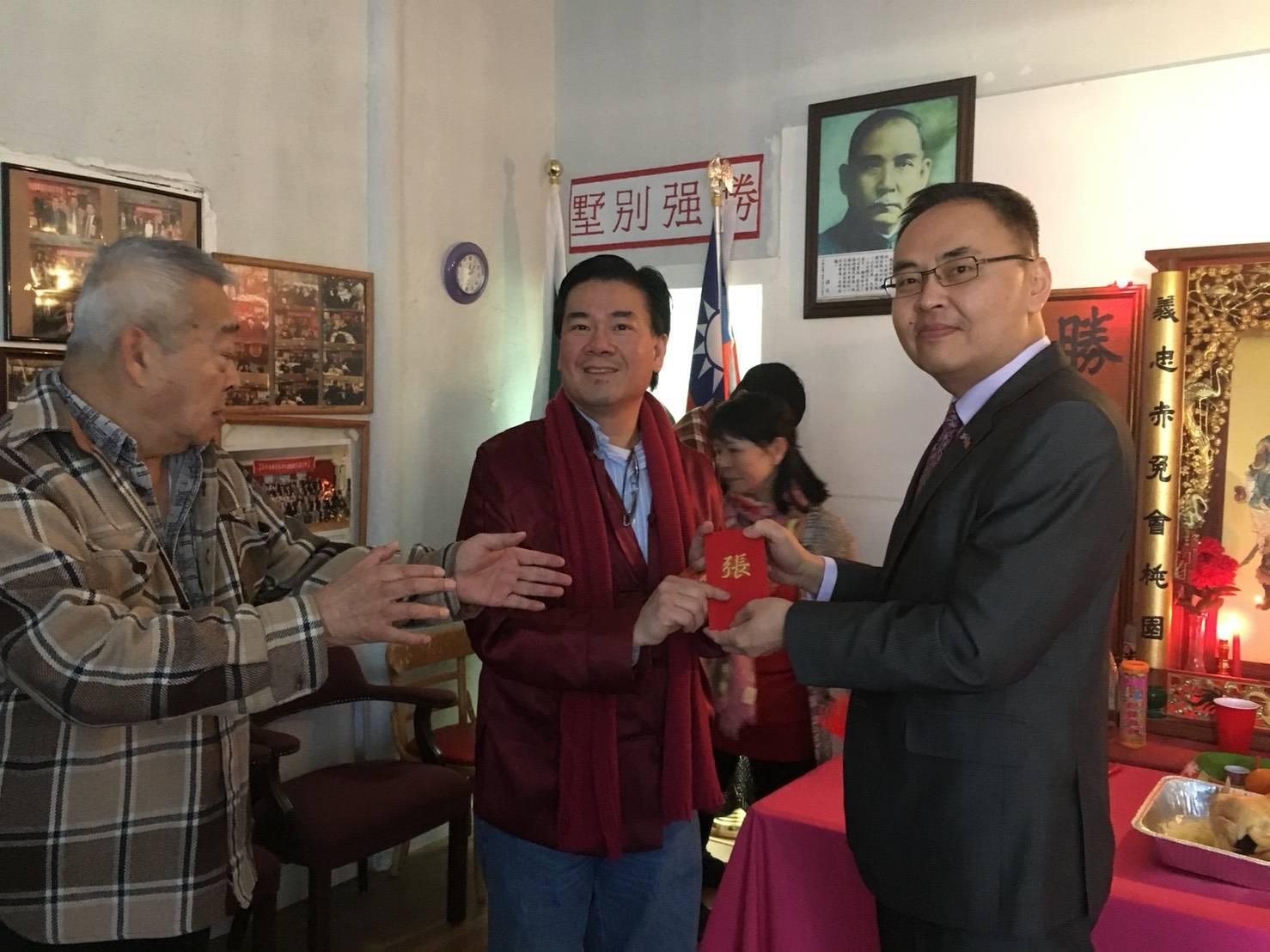 張詩瑞處長與典化合勝堂成員合影(一)