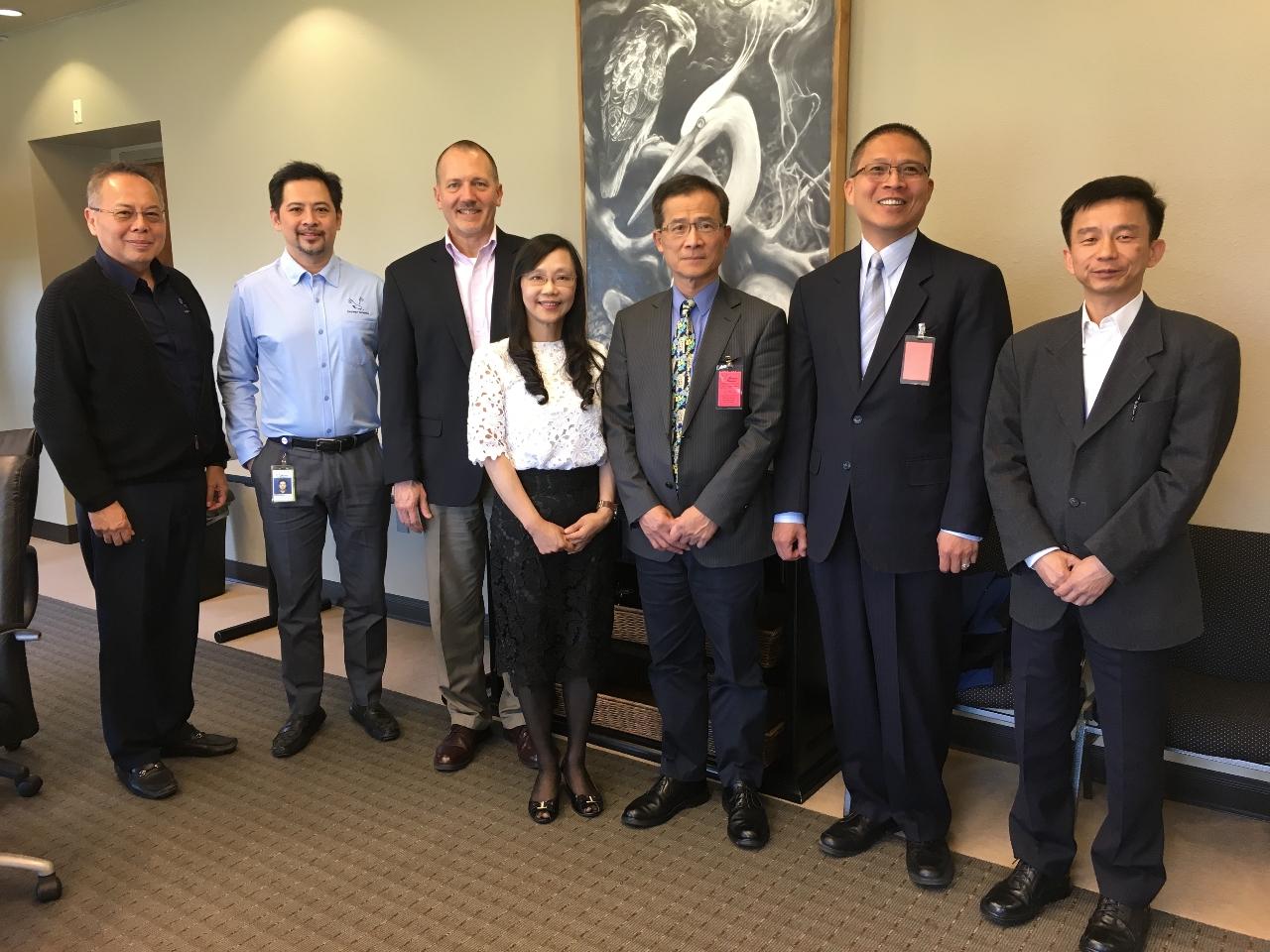 李瑞徵組長與Brewer Science公司政府企畫部主任Doyle Edwards (左三)合影