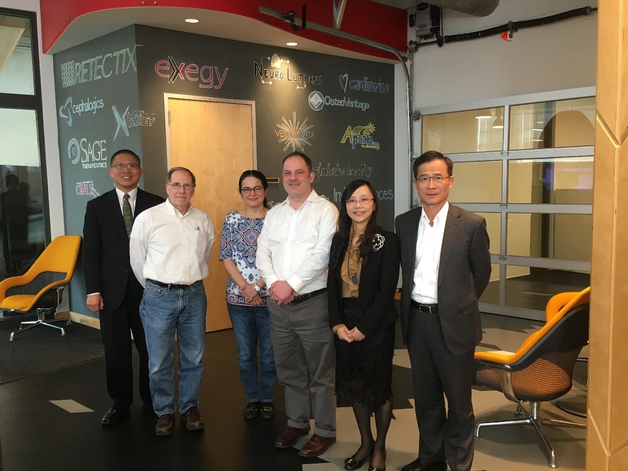 李瑞徵組長與華盛頓大學科技管理辦公室企業計畫主任David Silva (右三)與Paul Hippenmeyer (左二)、副主任Leena M. Prabhum (左三)合影