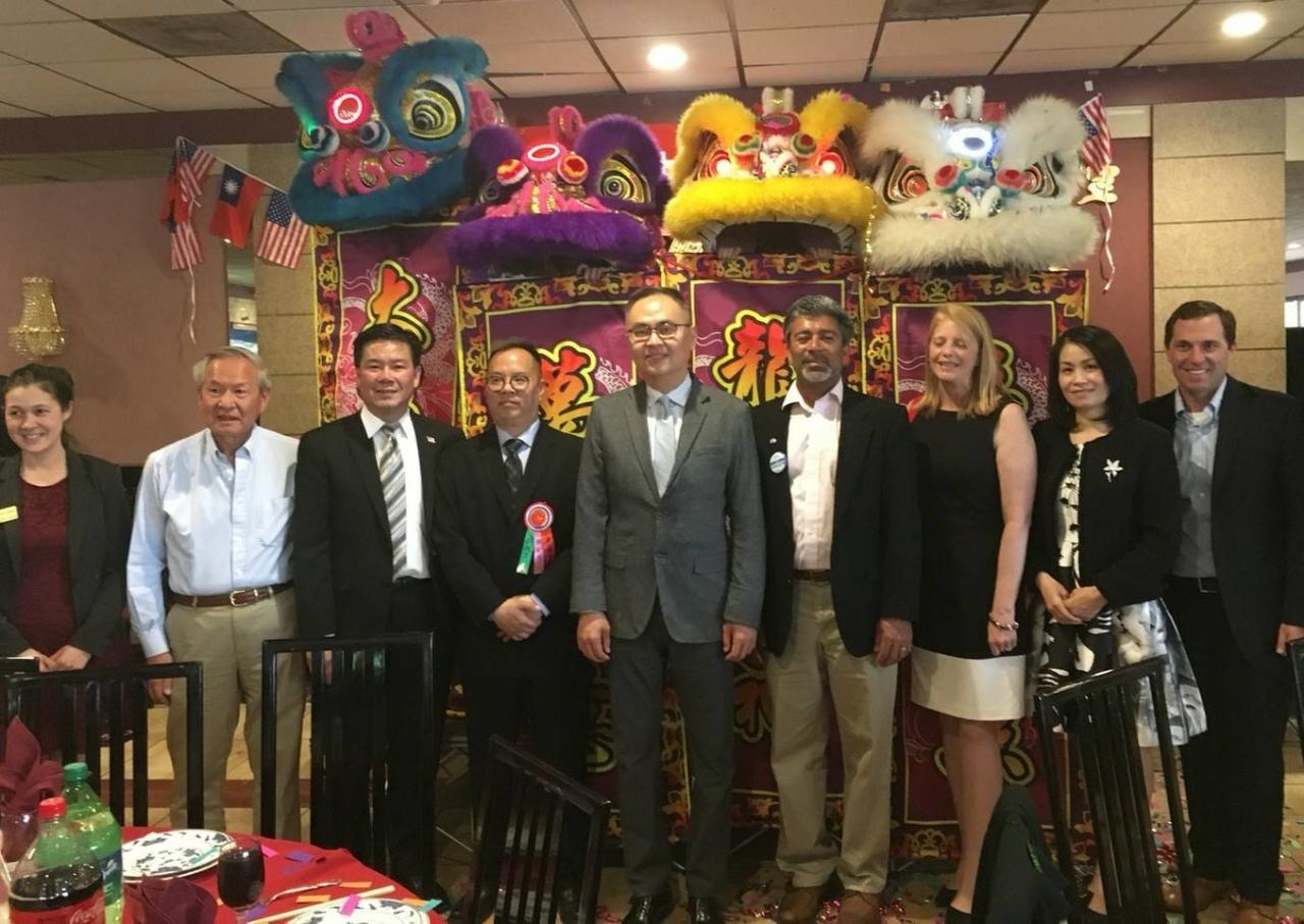 張處長夫婦與丹佛地區政要合影