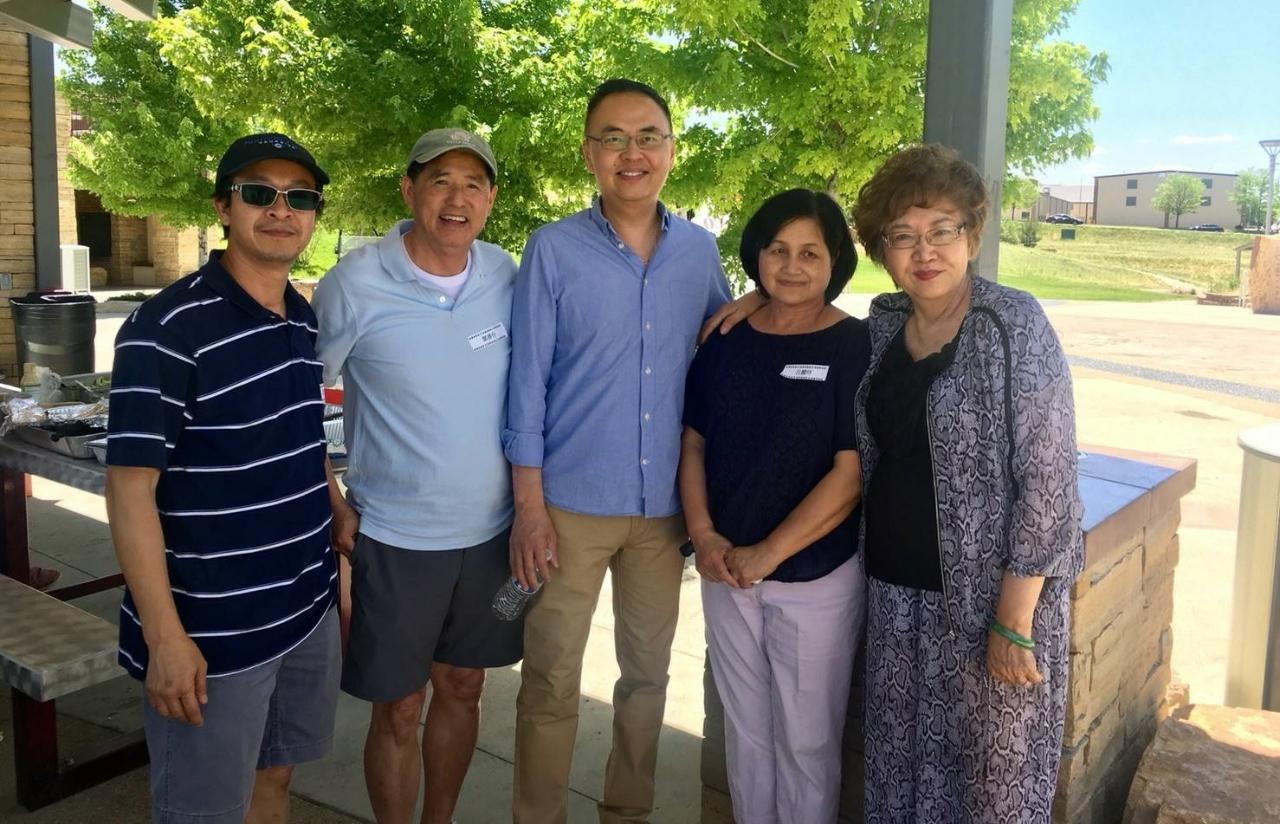 張詩瑞處長與僑務委員趙陳月麗(右一)及部分台鄉會成員合影