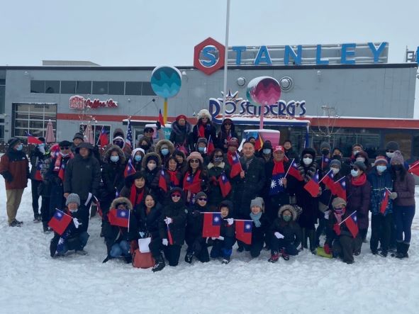 張詩瑞處長參加2022年元旦升旗典禮與台灣鄉親合照