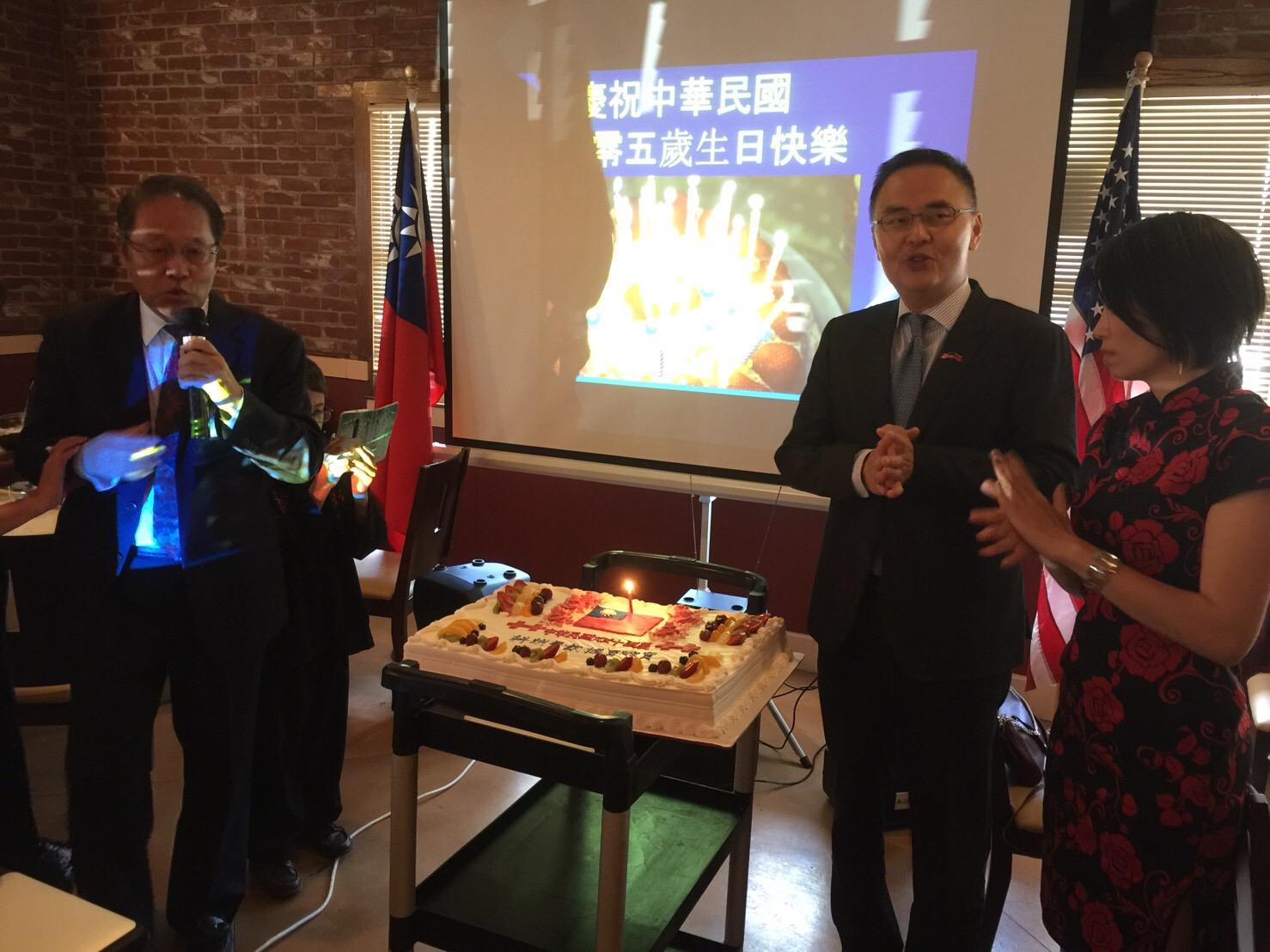 Director General and Mrs. Jerry Chang were invited to cut the National Day cake