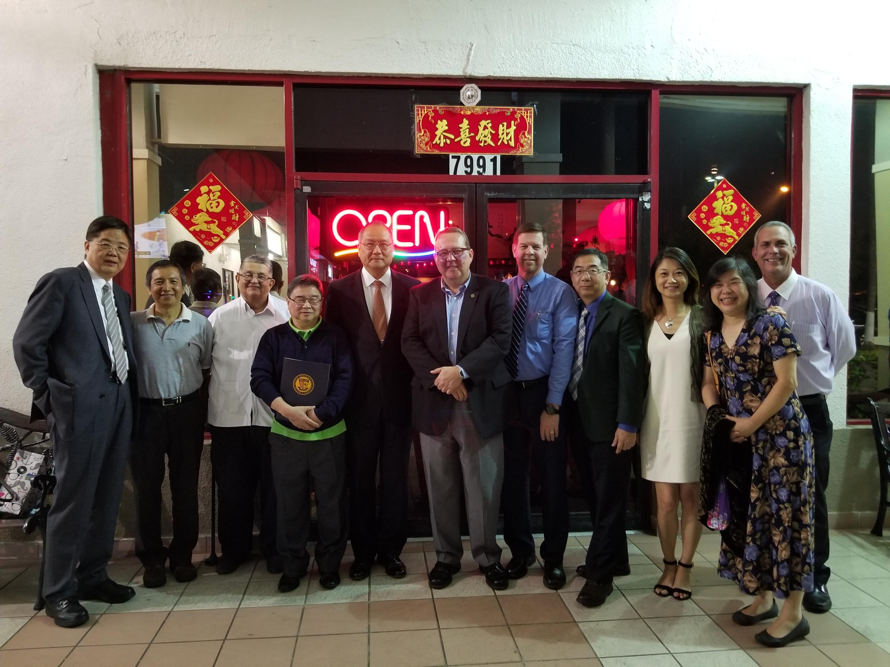 （左至右）王裕德、李鴻隆、Pedro Suárez、孫柔遠、王贊禹、Guillermo García、José Roca、李子文、邱曉琦、陳海珊、Charles Cleveland。