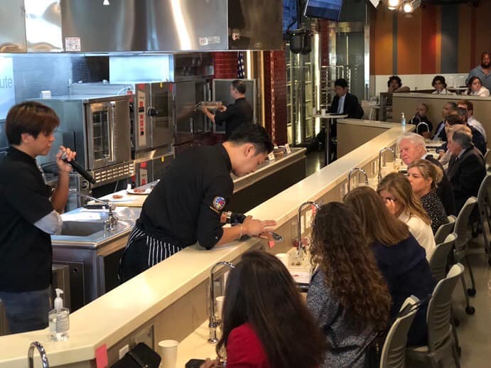 Chef Ko Chin Chang（right）interacts with guests.