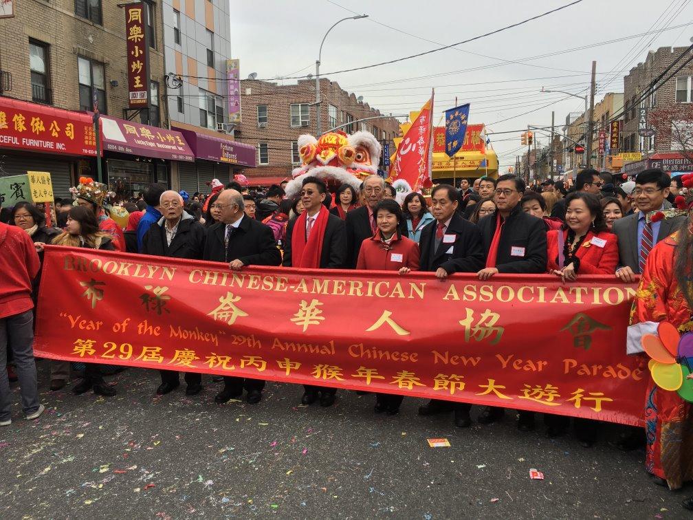 布碌崙華人協會第29屆猴年醒獅賀歲大遊行，會長麥保羅(左4)、駐紐約辦事處徐儷文大使(右5)為遊行領隊。
