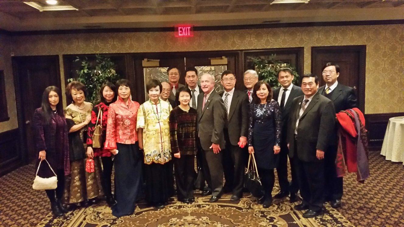 徐儷文大使﹙中﹚、與國會議員Rodney Frelinghuysen﹙右五﹚、會長江俊義﹙右四﹚、文教中心主任王映陽(右三)、僑務委員戴松昌(右二)、僑務委員胡慶祥(右一)、僑務諮詢委員林潔輝(左五)等人合影。