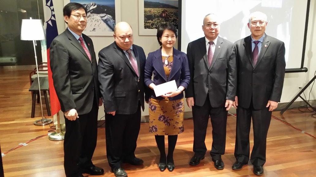 紐約洪門致公堂袁燦章主席﹙右二﹚、李偉強主席﹙左二﹚及紐約協勝公會陳庭威主席﹙右一﹚、伍文達主席﹙左一﹚將募得款項捐給南臺灣大地震重建工作，由徐儷文大使﹙中﹚代表接受。