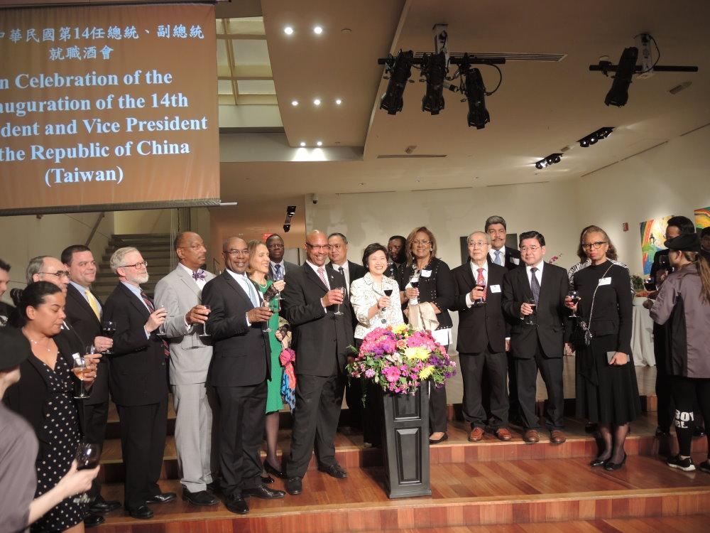 經文處5月20日晚間舉辦慶祝中華民國第14任總統、副總統就職酒會，現場貴賓雲集，徐大使儷文(前排中)與康州眾議會助理領袖Ernest Hewett(前排左起第8位)、中華公所主席蕭貴源(前排右三)、貝里斯駐聯合國常代(著綠衣)等貴賓共同舉杯祝賀。
