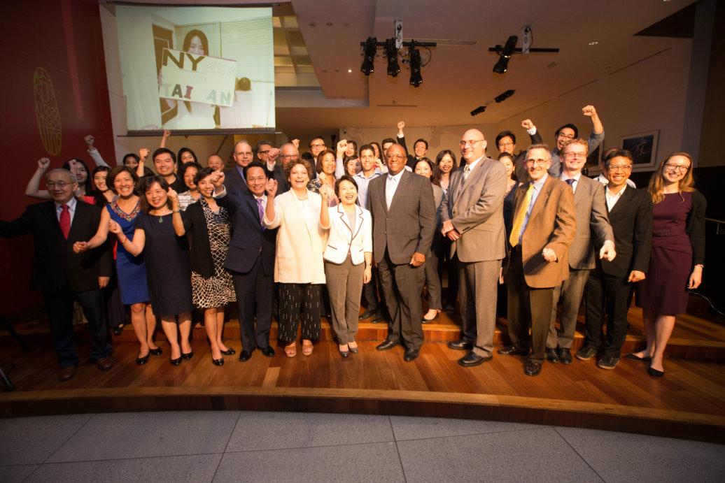 紐約經文處、僑界領袖、紐約大都會運輸署代表合影。徐儷文大使(前排中)、陳豐裕副處長(前排左五)、紐約市運輸局局長哈金(前排左六)、紐約大都會運輸署副發言人唐諾文(前排右三)
