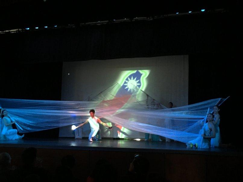 2016年中華民國國際青年大使北美團紐約公演，開場「躍動的珍珠臺灣」感動人心。