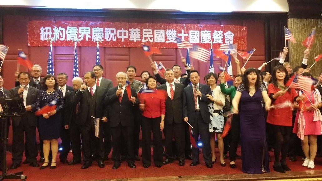 徐儷文大使（前排左五）、陳豐裕副處長（前排左七）、王映陽主任（前排左二）、蕭貴源主席（前排左四）、鄧學源主席（前排左三）、伍籍泮主席（前排左六）等人在金豐大酒樓國慶餐會高唱中華民國頌。