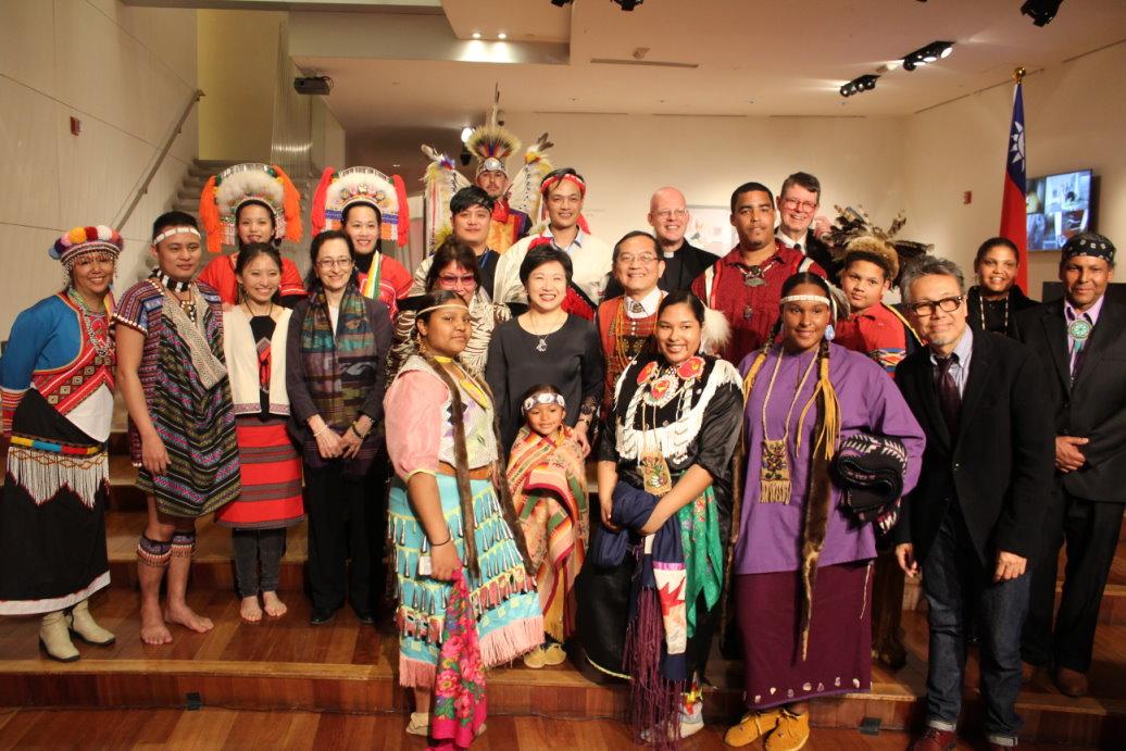 經文處舉辦國際原住民文化之夜暨歡迎酒會。與會臺灣原住民族代表與美國印地安原住民代表及經文處徐儷文大使合影。