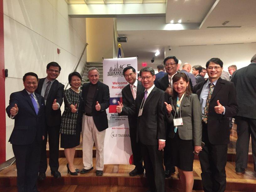 「紐約智慧社區論壇」本(106)年6月6日假本處1樓辦理2017年ICF峰會歡迎酒會。（照片中間左起為ICF共同創辦人Louis Zacharilla、徐大使儷文、桃園市邱副秘書長俊銘、陳副處長豐裕，中間右起為嘉義市涂市長醒哲、新北市葉副市長惠青、ICF Taiwan副主席翁嘉盛、嘉義市林企劃處長彣珊及桃園市邱副主任國豐）
