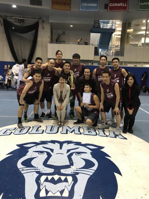 駐紐約辦事處徐儷文大使(左四）、教育组王憲筠與冠軍隊全體隊員合影。