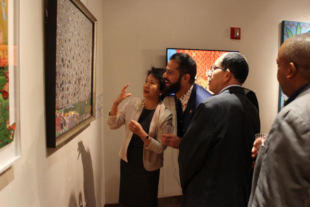 台北經濟文化辦事處徐儷文大使(左一)與來賓欣賞參展作品