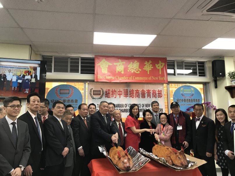 駐紐約辦事處大使徐儷文（前排右六）、副處長楊光彬（前排左一）、紐約文教服務中心主任黃正杰（前排左三）與紐約州眾議員牛毓琳（前排右七）、紐約市議員陳倩雯（前排右五）、紐約中華公所主席伍銳賢（前排左六）、紐約中華總商會董事長李可喬（前排左七）等嘉賓合影。