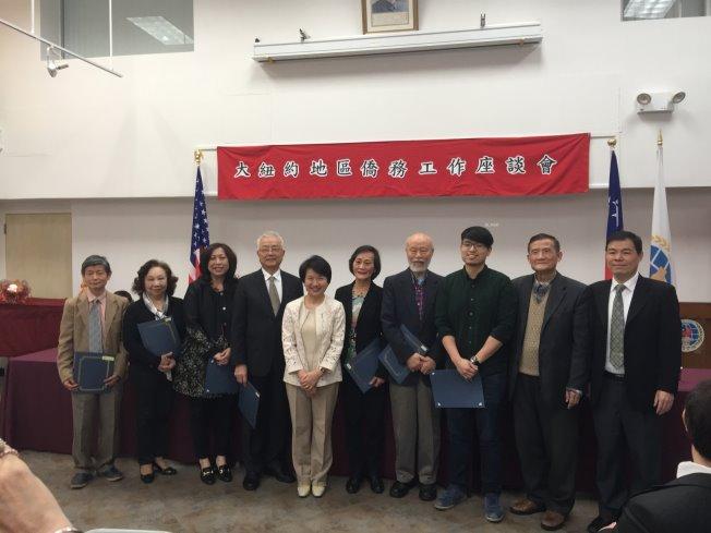 駐紐約辦事處大使徐儷文（左五）頒發228活動感謝函予僑界有功人員。