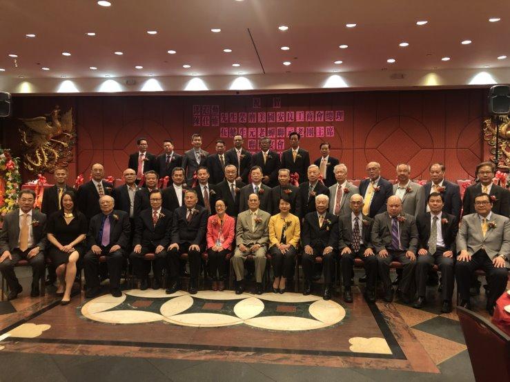 美國安良工商會5月11日晚間在華埠金豐大酒樓舉行聯歡宴會祝賀該會在臺灣舉辦第97屆年會圓滿成功，駐紐約辦事處大使徐儷文（前排右六）、紐約華僑文教服務中
心主任黃正杰（前排右二）、美洲協勝公會元老團主席伍煥鵬（前排中）、總理伍銳賢（前排左五）、美國安良工商會總理鄧遐勳（前排左一）、陳仕維（前排右一
）、元老團主席伍健生（前排右五）、美國洪門致公總堂總監堂李柱燊（前排右四）、總理李偉強（前排右三）、紐約州眾議員牛毓琳（前排左二）、紐約市議員陳
倩雯（前排左六）等皆出席同賀。