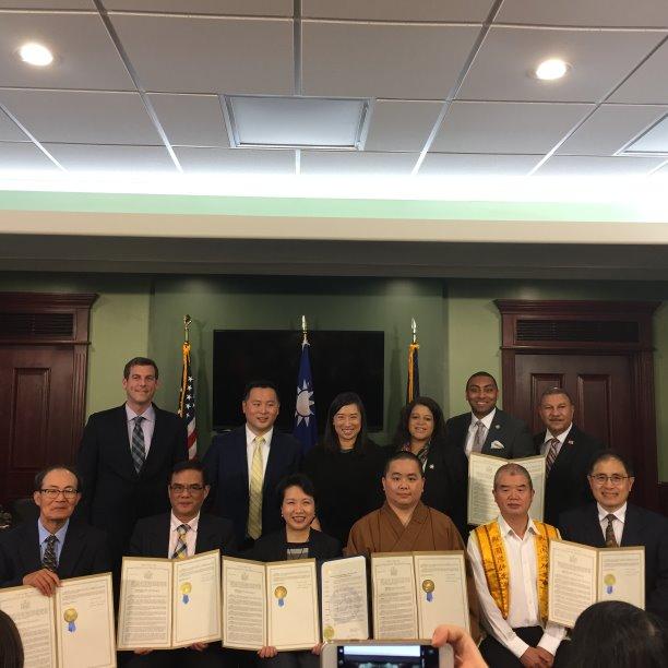 紐約州眾議員牛毓琳（後排左三）及金兌錫（左二）等於6月13日Albany「臺灣傳統日」慶祝活動頒贈賀狀予經文處徐大使儷文（前排左三）、國際佛光會如揚
法師（前排右三）及臺灣會館老人中心陳國鐘會長（前排左二）等臺僑領袖。