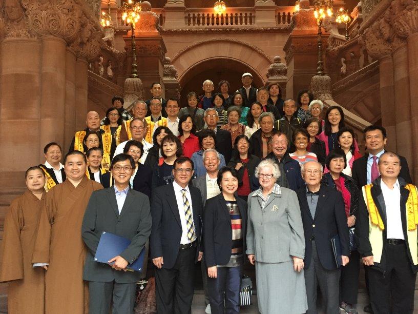 紐約州參議會6月13日通過友臺決議案後，參議員史塔文斯基（第一排右三）與觀禮之徐大使儷文（第一排右四）及出席臺灣僑胞合影。