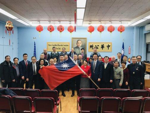 駐紐約辦事處大使徐儷文（前排右六）、副處長張俊裕（前排右五）、紐約華僑文教服務中心主任黃正杰（前
排右四）為訪問團授旗，期許訪問團在團長紐約中華公所主席伍銳賢（前排右七）的帶隊下能深刻感受寶島臺
灣的風土人情。