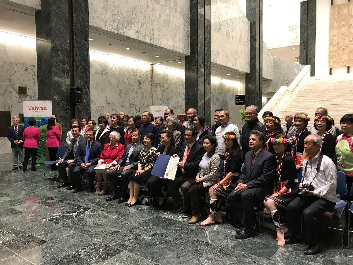 駐紐約辦事處與紐約州議會於本(2019)年5月22日在州議會立法大廈合辦「台灣傳統日」慶祝酒會，由州參議員劉醇逸(John Liu)、史塔文斯基(Toby Ann Stavisky)、塞普維達(Luis Sepulveda)以及州眾議員金兌錫(Ron Kim)及牛毓琳(Yuh-Line Niou)五人共同主持，台灣會館老人中心、紐約台灣商會、國際佛光會紐約分會、紐約首府台灣同鄉會及紐約首府台美文化促進會等台灣僑團代表與會。

圖說：駐紐約辦事處徐儷文大使（前排左五）與紐約州參議員Luis Sepúlveda（前排左二）、Toby Ann Stavisky（前排左三）、劉醇逸(John Liu)（前排左四）、紐約州眾議員牛毓琳(Yuh-Line Niou)（前排左六）及臺灣社團領袖合影。