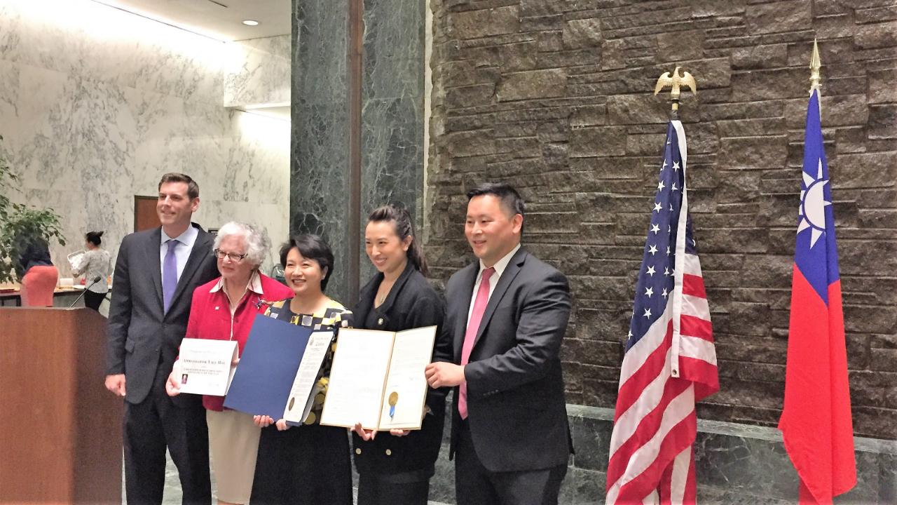 紐約州參議員Toby Ann Stavisky（左二）、紐約州眾議員金兑錫（Ron Kim)(右一）、紐約州眾議員牛毓琳（Yuh-Line Niou)（右二）與紐約州眾議員Edward C. Braunstein（左一）致贈褒揚狀給駐紐約辦事處徐儷文大使（左三）。