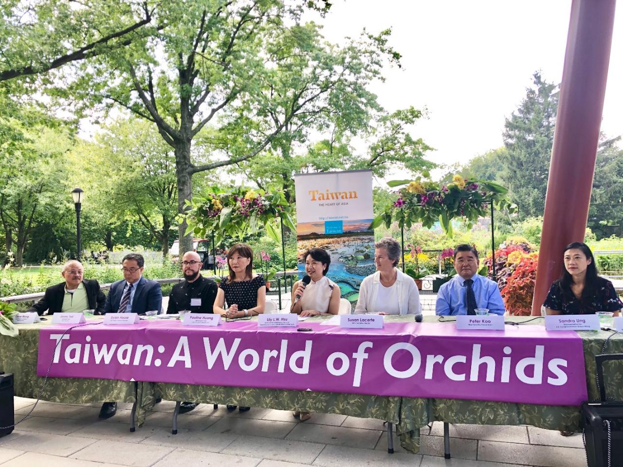 駐紐約辦事處與皇后區植物園於2019年8月9-11日合辦第六屆「臺灣的蘭花特展」，徐儷文大使與植物園園長Susan Lacerte及董事長黃百齡(Pauline Huang)於8月8日共同主持記者會及開幕酒會。