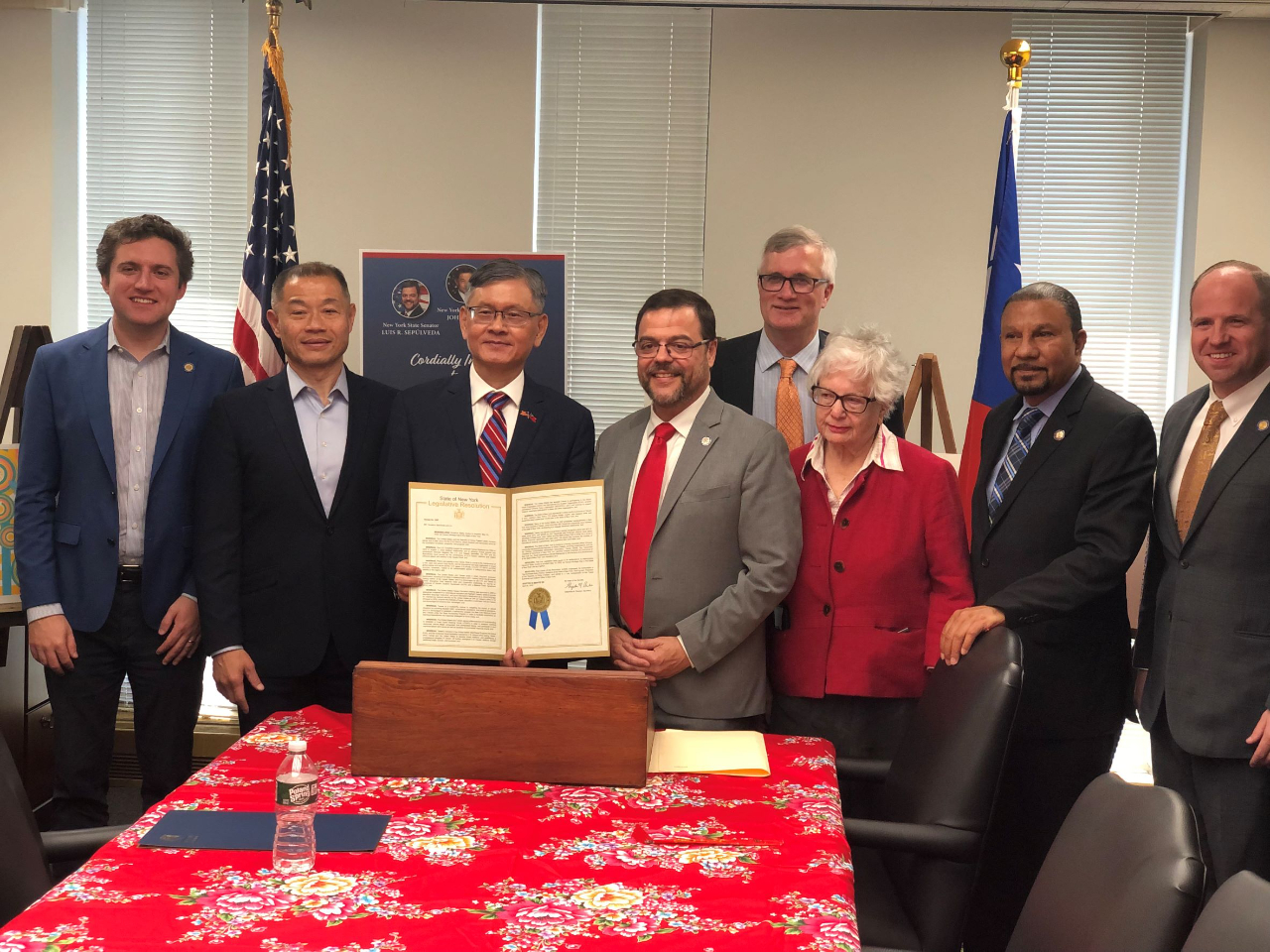 紐約州參、眾議會瑜2022年5月10日無異議通過慶祝「台灣傳統日」（Taiwan Heritage Day）決議，支持台灣參與WHO，並強調台灣為美國在印太區域的重要夥伴，將持續支持台灣國際參與。當日並舉辦首屆「友台聯誼茶會」（Taiwan Friendship Reception），計有參、眾議會近30位議會領袖出席。

圖為紐約州參議員Luis Sepulveda（左四）於「友台聯誼茶會」頒贈賀狀給經文處李光章大使（左三），州參議員劉醇逸（John Liu， 左二）、Tim Kennedy（右一）、Toby Ann Stavisky（右三）、Brian Kavanagh（右四）、James Skoufis（左一）及眾議會助理議長Phil Ramos（右二）出席表達對台灣之支持。