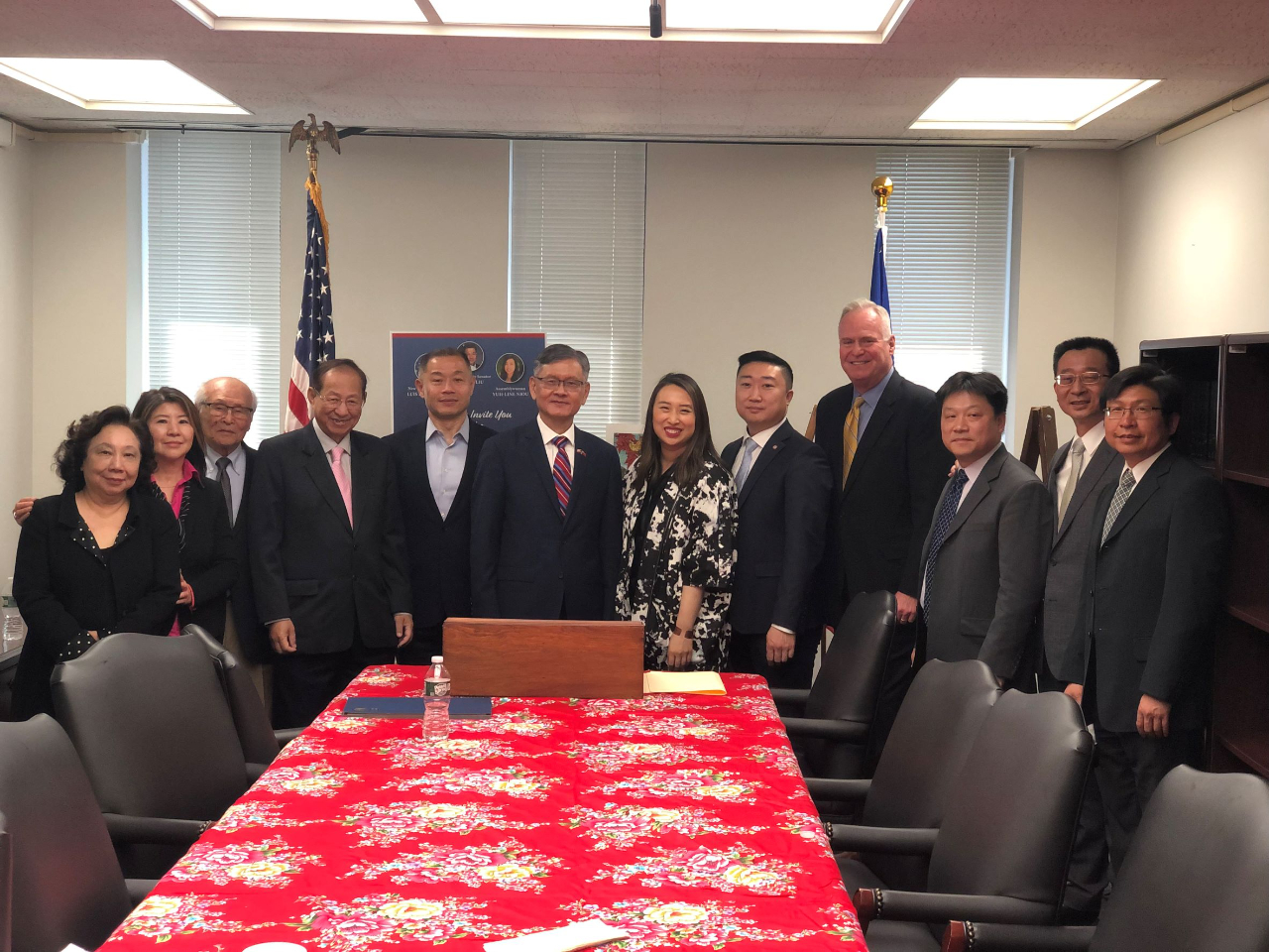 紐約州參、眾議會瑜2022年5月10日無異議通過慶祝「台灣傳統日」（Taiwan Heritage Day）決議，經文處李光章大使及僑界領袖中華公所主席曾偉康、台灣會館理事長蘇春槐、副理事長方秀蓉、紐約台灣商會會長白育青、中華總商會理事田麗美、紐約州首府區台美文化促進會創辦人陳仲欽、及紐約州首府區台灣同鄉會副會長簡守邦獲邀以貴賓身分至議會見證友台決議通過；當日並舉辦首屆「友台聯誼茶會」（Taiwan Friendship Reception），計有參、眾議會近30位議會領袖出席。

圖為經文處李光章大使（左六）與紐約州參議員劉醇逸（John Liu，左五）、眾議員牛毓琳（Yuh-Line Niou，右六）、Michael Fitzpatrick （右四）及紐約僑界領袖於「友台聯誼茶會」合影。