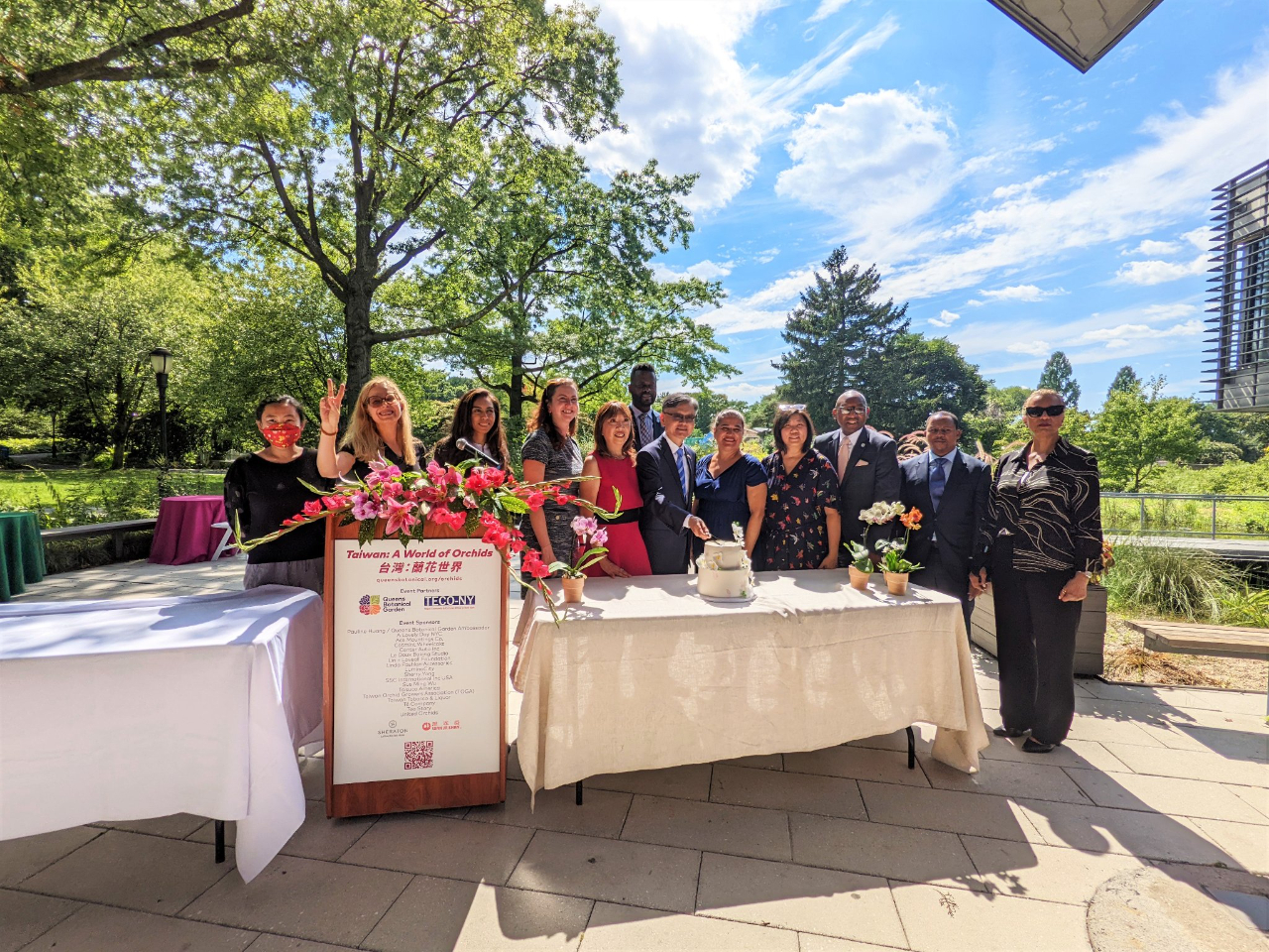 本處與皇后區植物園於2022年8月12-14日合辦第九屆「臺灣：蘭花世界」特展，李光章大使於8月11日出席開幕酒會與園方及與會貴賓合影。