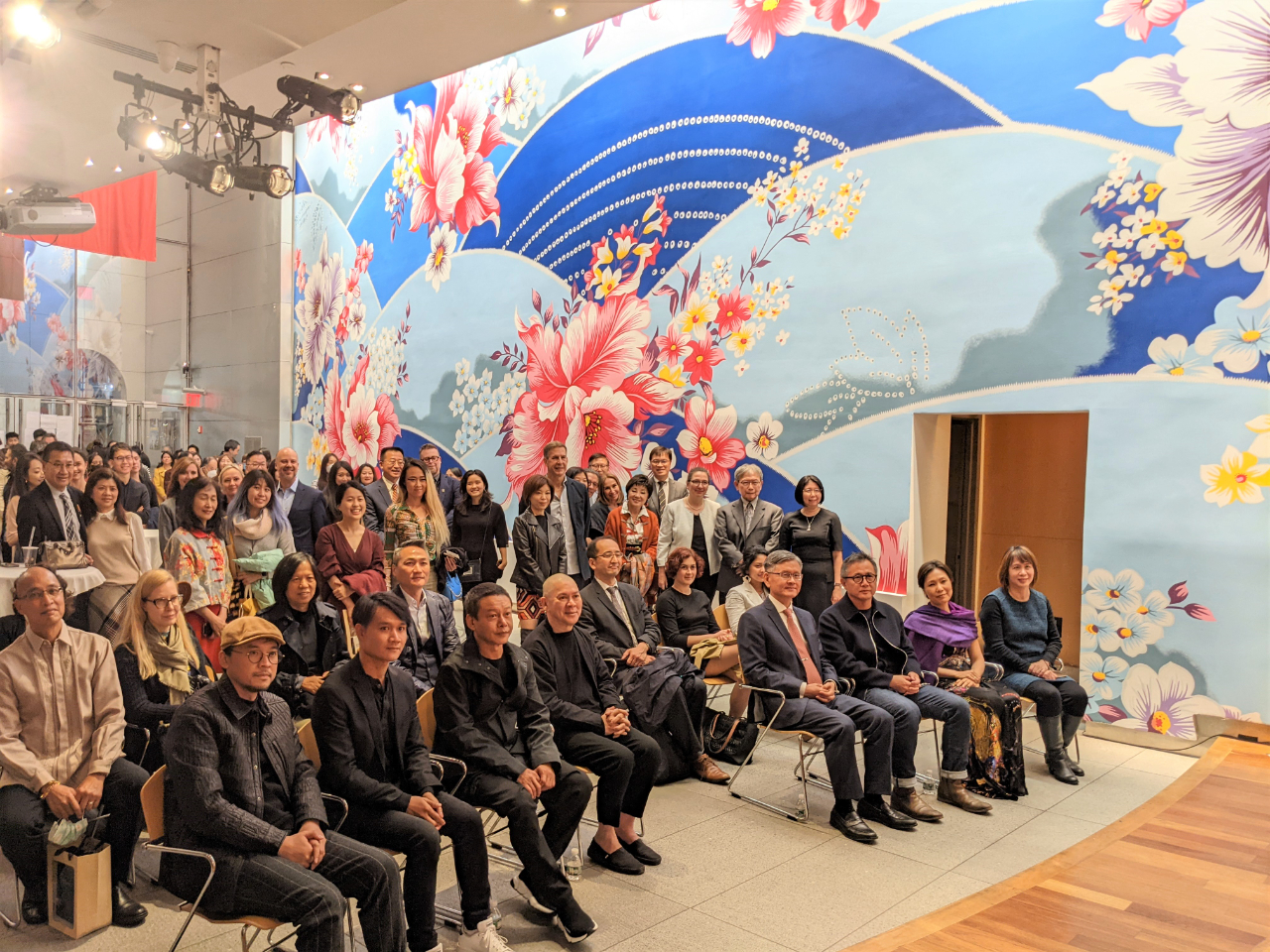 駐紐約辦事處委託臺灣藝術家林明弘在長達17公尺、高8公尺的大廳牆面上創作作品《島嶼生活》（Island Life），讓辦事處大廳煥然一新，2022年10月18日邀請紐約重要藝文界及政界、僑界人士共同揭幕。