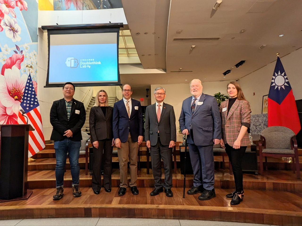 駐紐約台北經濟文化辦事處處長李光章與研討會講者合影。
自左向右依序為：台灣民主實驗室(Doublethink Lab)吳銘軒執行長、西東大學法學陸梅吉教授(Margaret Lewis)、費城「外交政策研究院」(FPRI)亞洲計畫部主席戴傑教授(Jacques deLisle)、李處長光章、FPA會長Ian Williams及大西洋理事會數位鑑識實驗室(DFL)研究員Kenton Thibaut。