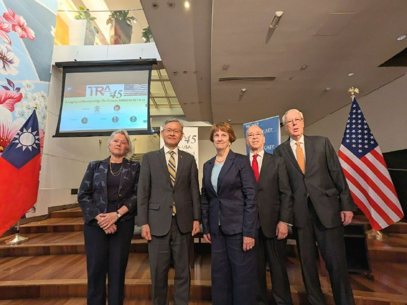 駐紐約台北經濟文化辦事處處長李光章與研討會講者合影。自左向右依序為：「美國外交政策全國委員會」(NCAFP)亞太安全論壇主任董雲裳(Susan Thornton)、NCAFP會長艾略特大使(Amb. Susan Elliott)、李處長光章、「太平洋世紀研究所」(Pacific Century Institute)所長薄瑞光(Raymond Burghardt)及「亞洲協會」(Asia Society)政策研究中心副會長羅素(Danny Russel)。

