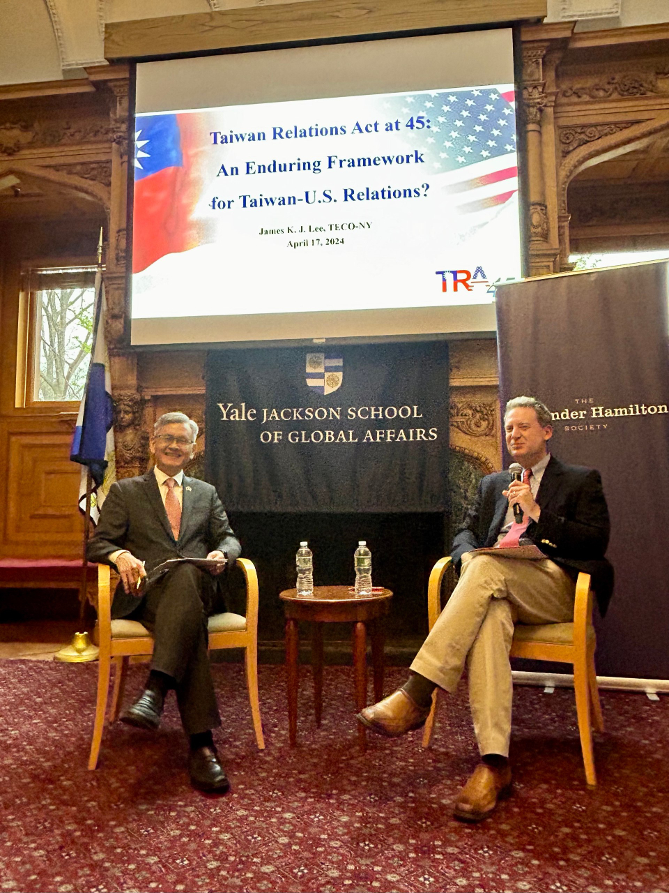 本處李處長光章4月17日應邀在耶魯大學發表《台灣關係法》45週年演說與該校國際安全研究主任Edward Wittenstein合影。