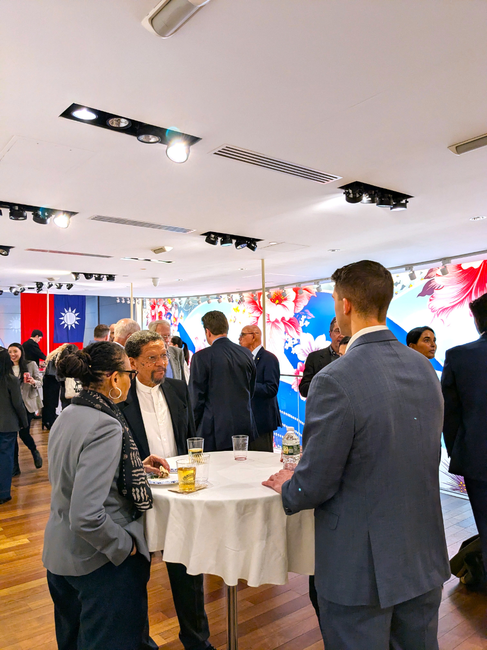 圖片三：座談會酒會現場。