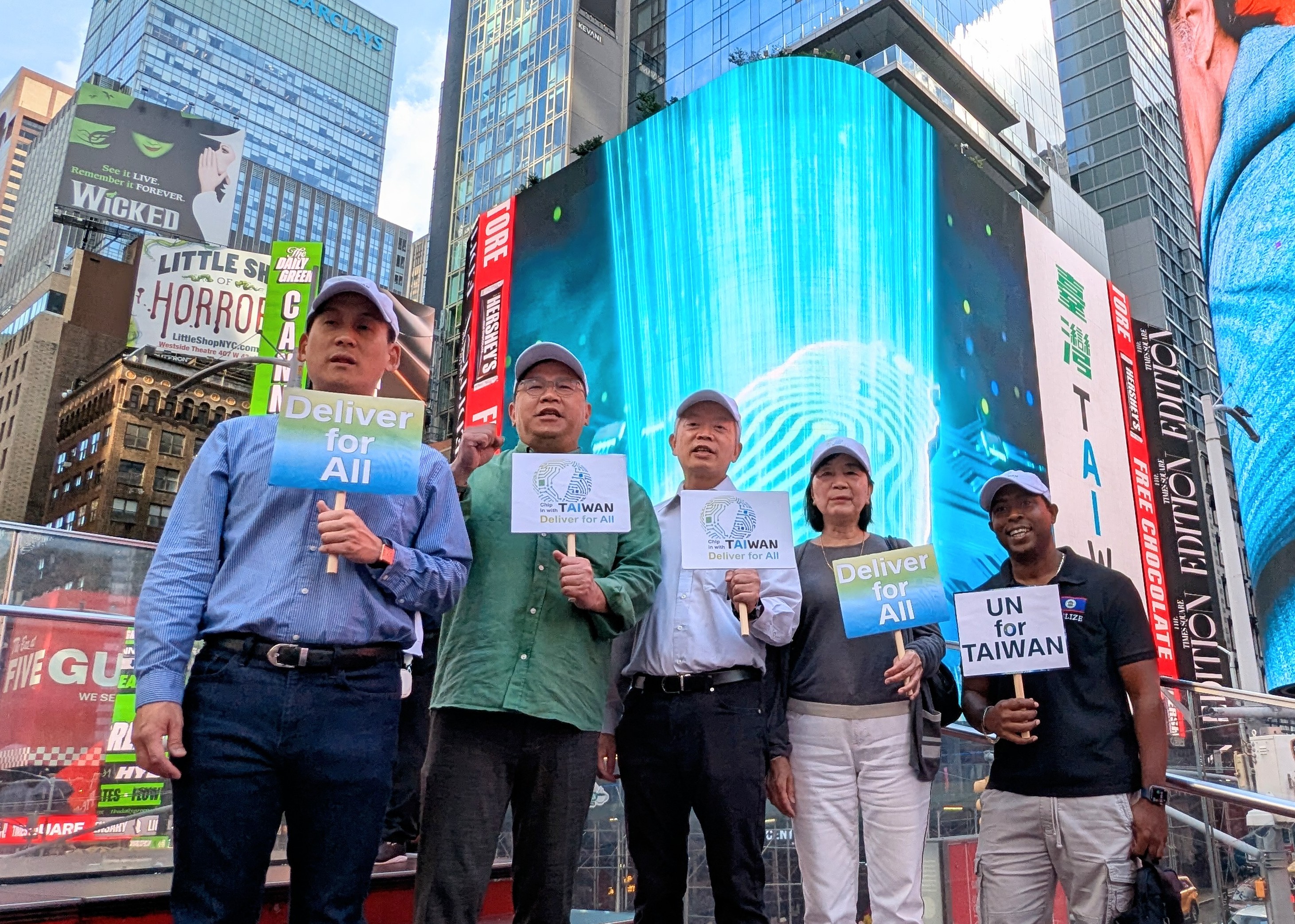 圖二:我國立法委員訪視紐約,與經文處李志強大使、友邦駐聯合國大使共同宣布文宣活動起跑。